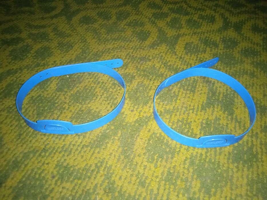 ПРОДАМ пластиковые РЕМНИ ! На застёжках. Длина 50 см. Голубые. 2 штуки