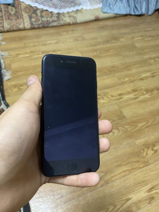 Продам IPhone 7