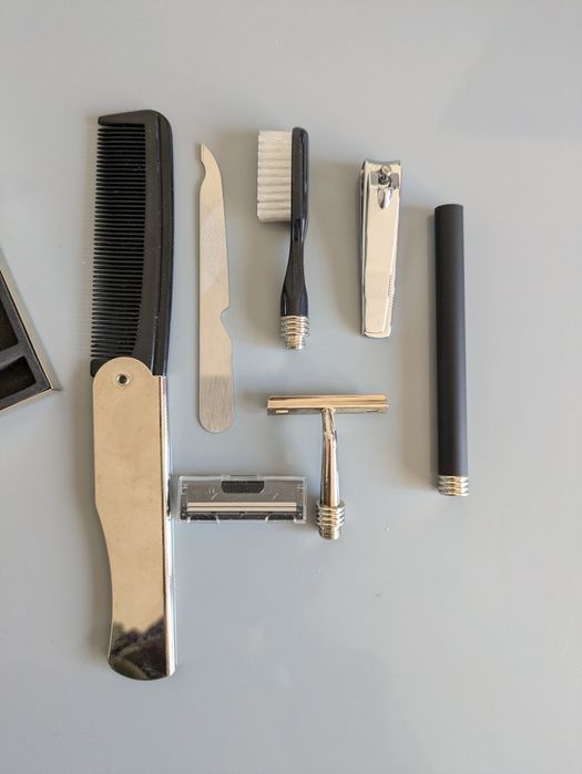 Мъжки сет за пътуване с гребен и нокторезачка