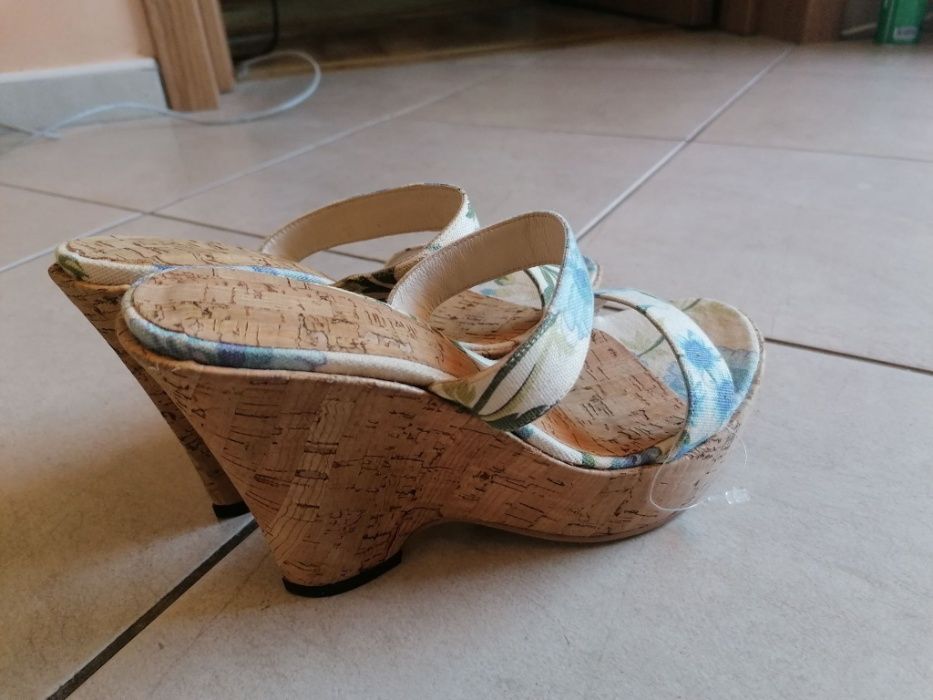 Чисто нови високи сандали, произведени в България