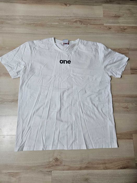Продавам бяла тениска на Onemind