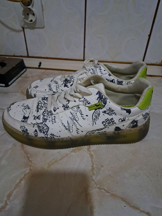 Sneakersi Cropp.