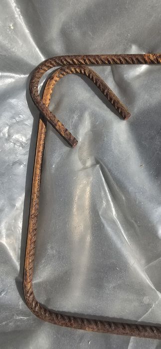 Vând etrieri 700x230 de 8mm