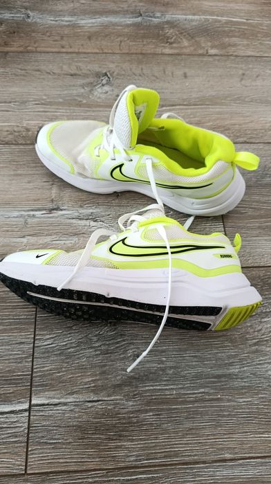 Маратонки  на NIKE