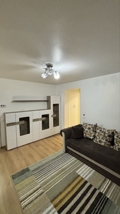 Inchiriez apartament 2 camere semidecomandat Coresi - Top City etaj 1