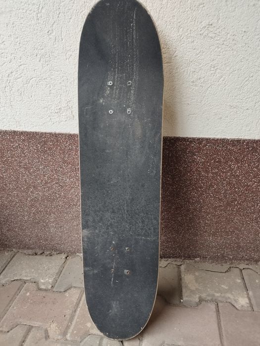Vând skateboard folosit foarte puțin (1-2 ori nu știu să merg pe el)
