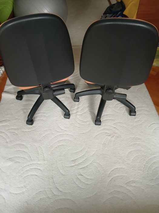 Офис стол - два броя по 40лв всеки