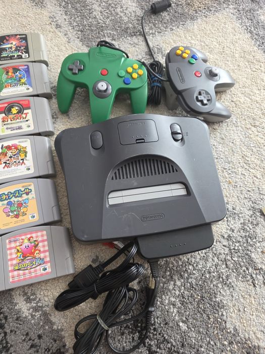 Vand Nintendo 64 ediție Japonia alături de 15 casete