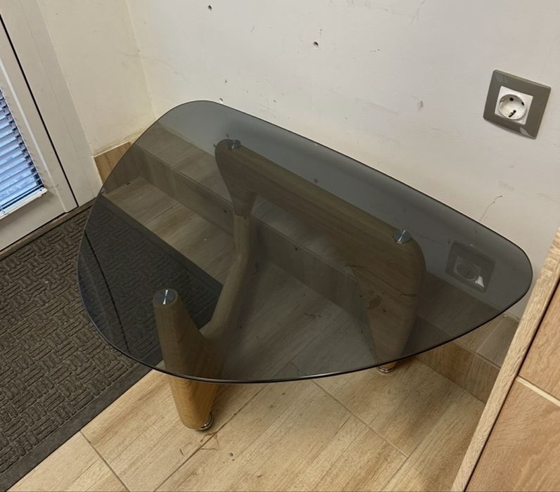 Стъклена маса с дървени крака - 82х57х41