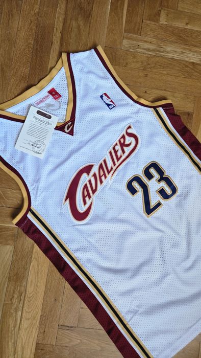 NBA баскетболен потник на LeBron James в Cleveland Cavaliers