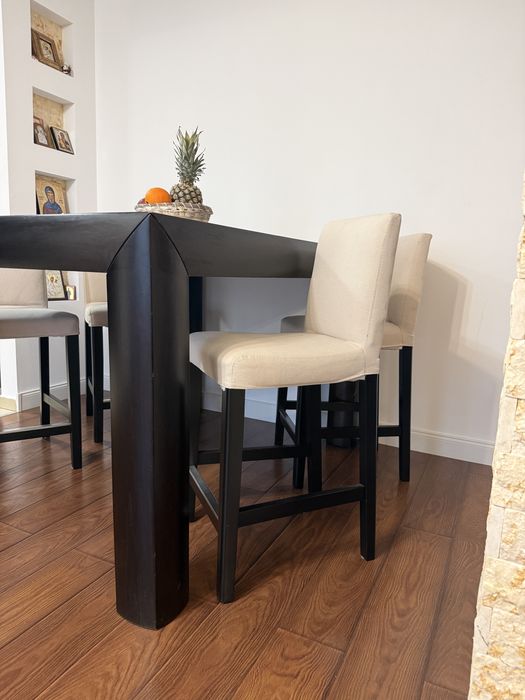 Masa din lemn cu 4 scaune tip bar