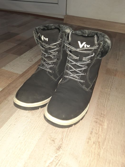 Ghete dama Vty mărimea 38 , negre, cu Blanita  noi stare excelentă.