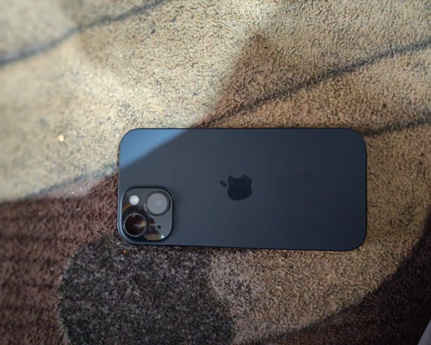 iPhone 15,am și garanție la el , și cutie și firul de încărcare.