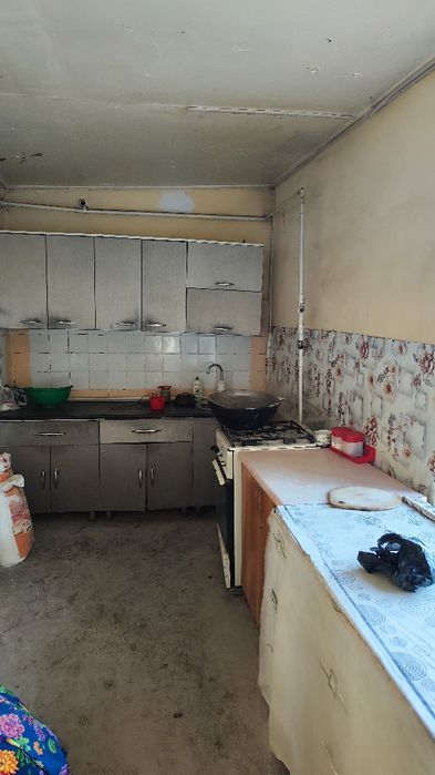 Ховли сотилади эски шахарда жойлашган