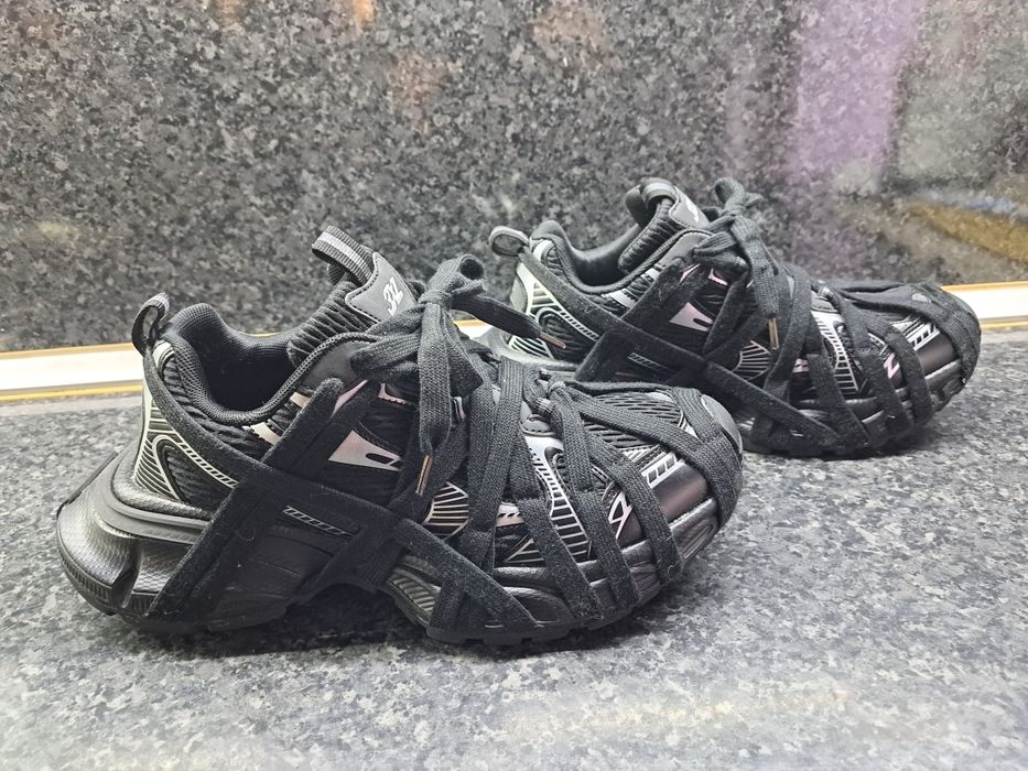 Продавам мъжки чисто нови маратонки  оригинални закупени от Германия.