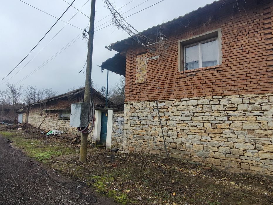 Къща и стопански постройки с гараж