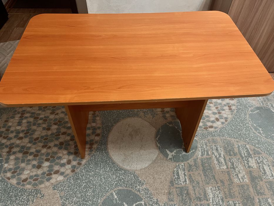 Стол в хорошем состоянии