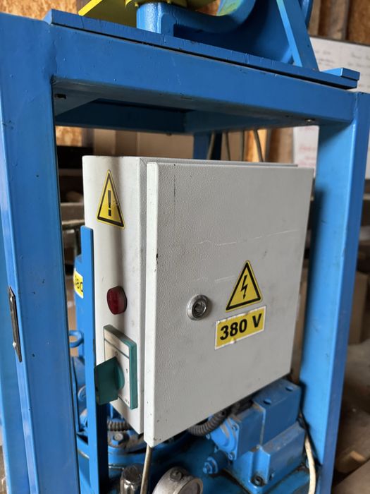 Presa electrica - hidraulica pentru placi multicui ferme/grinzi POSI