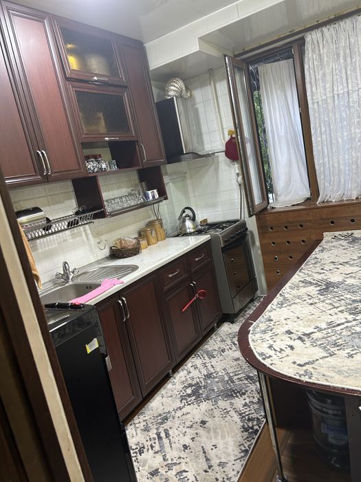 Продаётся 3х комнатная переделанная в 4 х квартира