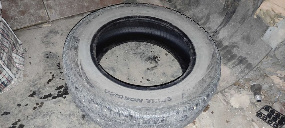 Покрышка зимняя шипованная, состояние среднее