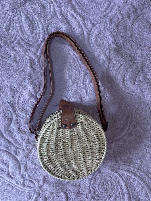 Киімдер сатылады