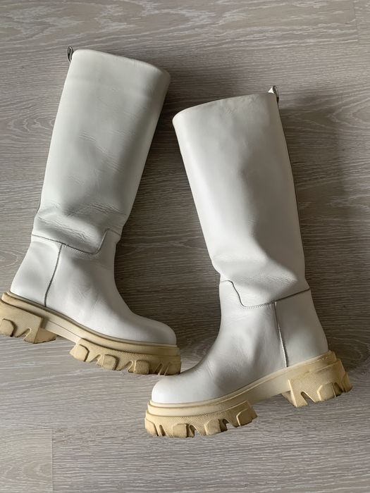 Продаю женские сапоги