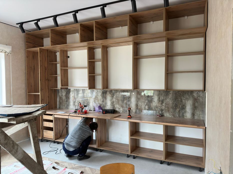 Студент мебельшик