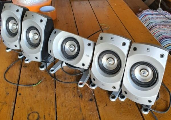 Sateliti Logitech Z5500 și Z906 in perfectă stare de funcționare.