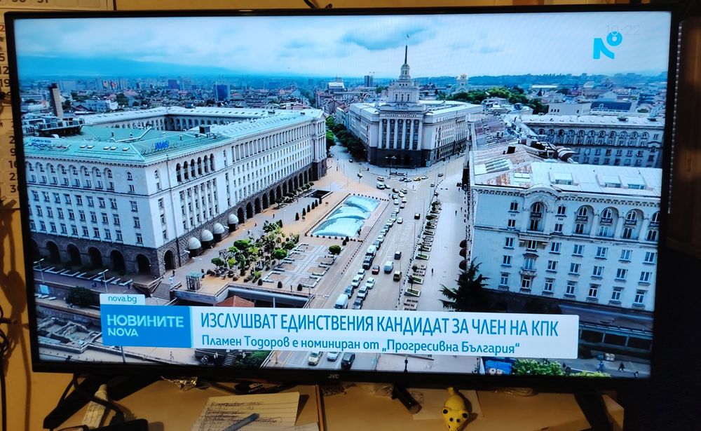 Телевизор JVC, 43 инча, Smart, LED, модел :LT-43VAF3300, много запазен с една година остатъчна гаранция.