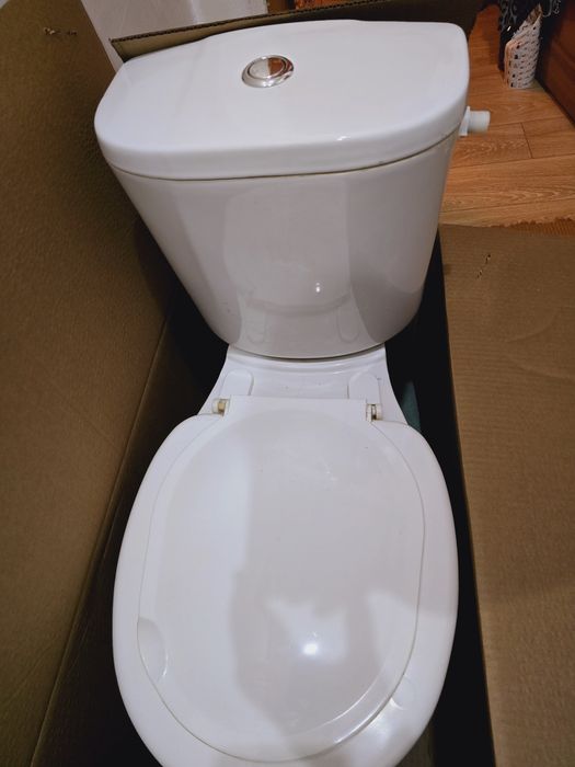 Продам унитаз с бачком