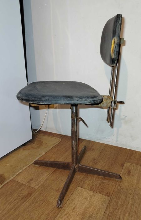 Стул крутящийся, железный..