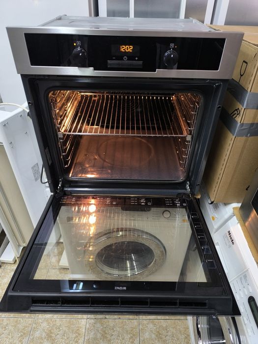 Фурна Electolux EOB5450AOX - 76 литра . Плавно затваряне на вратата.