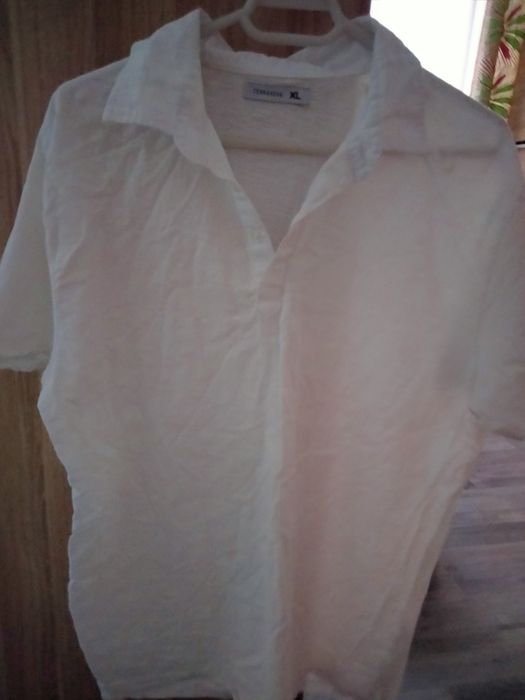 Tricouri pentru bărbați la 25 lei, și pantaloni scurți elastici.