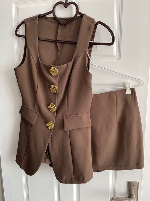 Дамски комплект елек и пола с панталонки