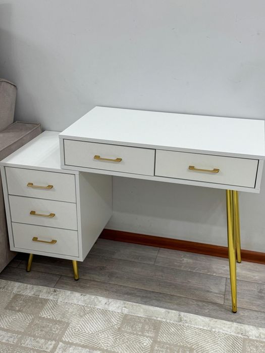 Продам столик с тумбой.Новая.