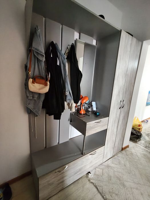 Шкаф для прихожии, почти новый,