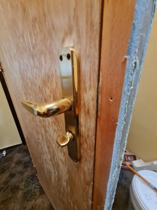 Врата , врати за баня интериорни, брави