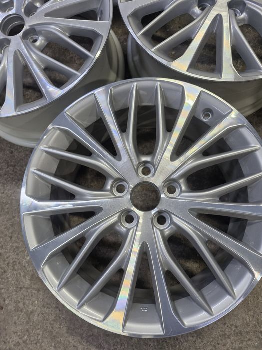 Камри 70 оригинал R18 комплект