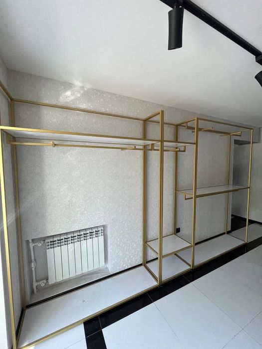 Kiyim do'koni uchun stelajlar sotiladi.