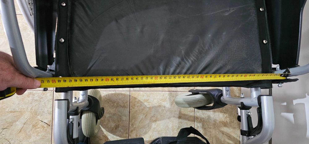 Carucior cu roti pentru persoane cu dizabilitati .