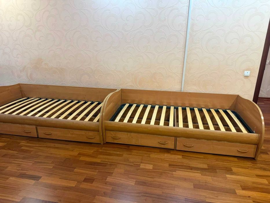 Продам спальный гарнитур и 2 кровати
