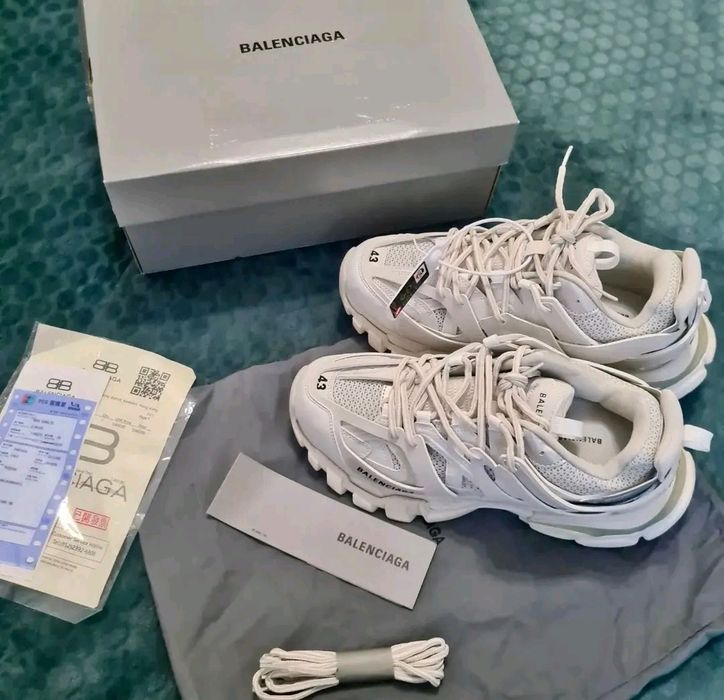 Сникърси Balenciaga  номер 36 -45

НАЛИЧНИ НОМЕРА: 35/ 36 /