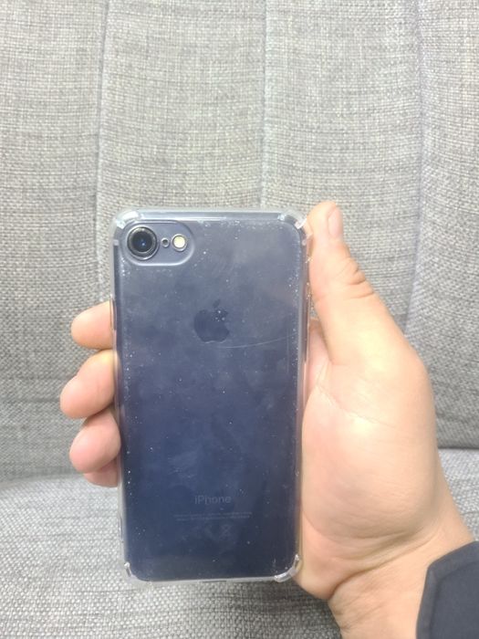 Продам IPhone 7 .