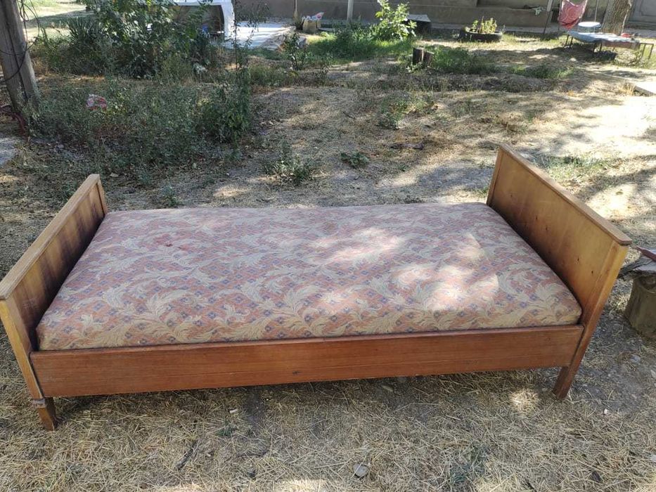 Кровать деревянная с матрасом