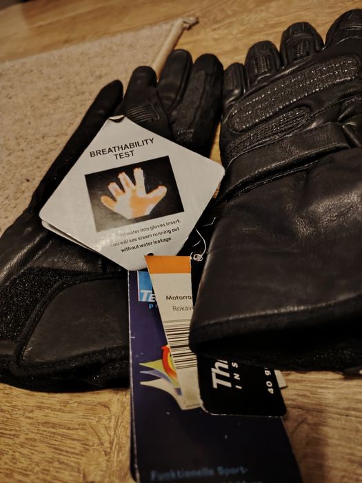 Mănuși moto cu protecții și membrană!
