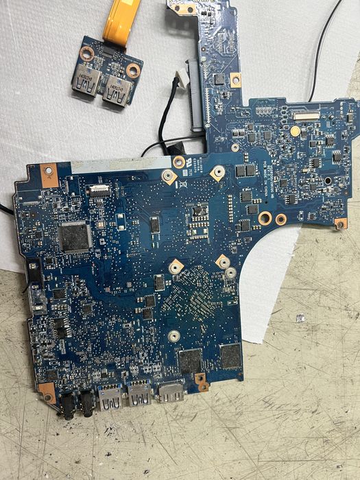 Tosiba satellite p50t -b- 10t procesor i7  16 g rami