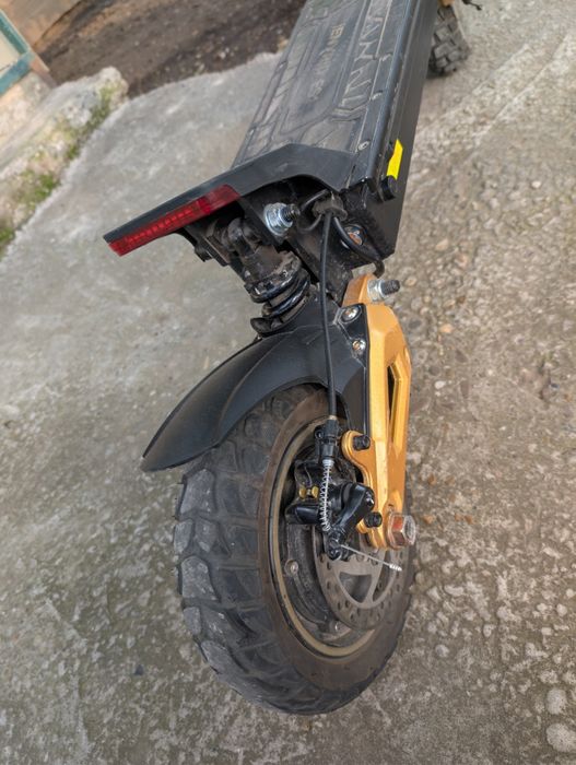 Vând Trotinetă electrică cu motor dublu iENYRID ES1 | 2400W, 60 km/h, autonomie de 60 km