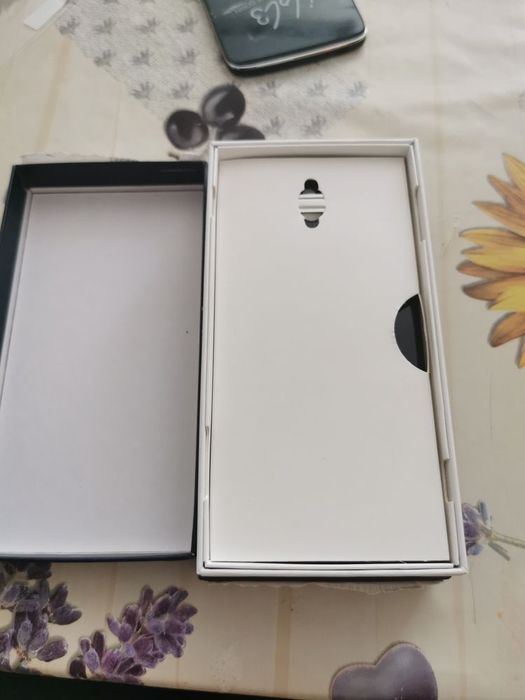 Vând telefoane noi