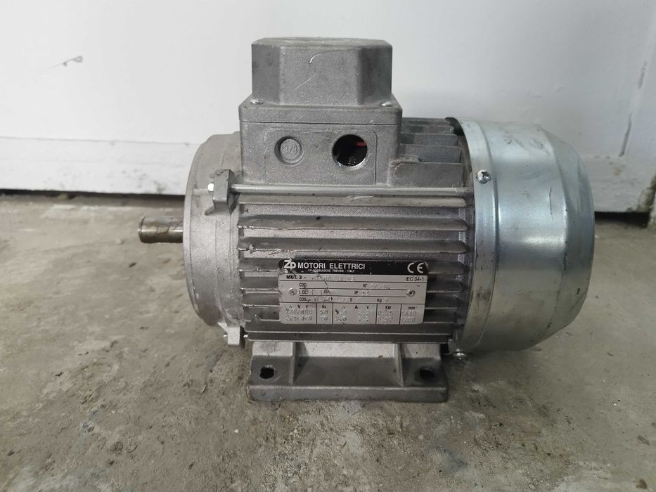 Трифазени електромотори, електродвигатели на лапи