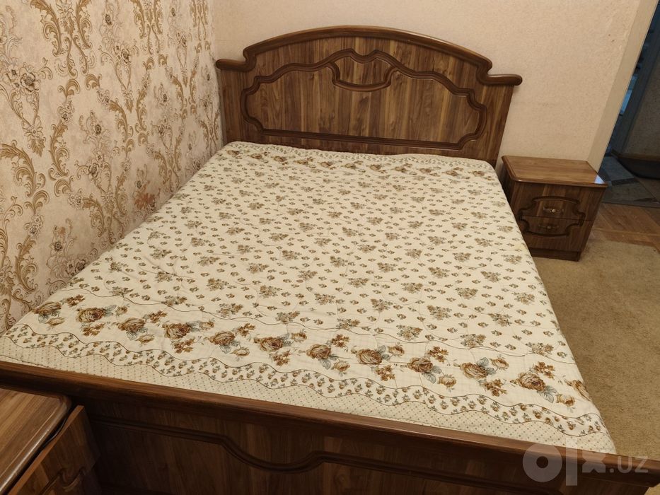 Кровать и две тумбочки